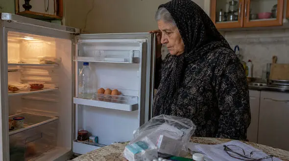 اگر بخواهم همه داروهایم را تهیه کنم، دیگر نمی توانم همان چند کیلو برنج را هم بخرم / چرا خانوارهای کم درآمد در دهک های ۹ و ۱۰ قرار می گیرند؟