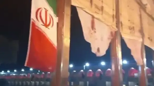 فیلم تلخ از آویختن چادرهای خونین زنان قربانی از ایوان حرم شاهچراغ 