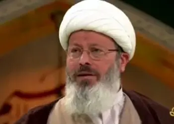 فیلم آوازخوانی یک روحانی در تلویزیون / حرفه ای با صدای رسا می خواند