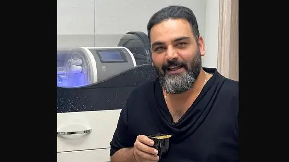 رونمایی از مجسمه احسان علیخانی مجری محبوب ایرانی/ کپی برابر اصلش ساختن + عکس