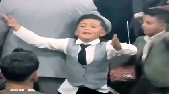 فیلم آواز محلی / بزرگا وسط عروسی خودی نشون میدن ولی این بچه گل مجلسه صد هیچ سر تر از همه اس 