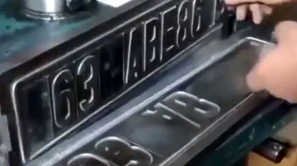 پلاک خودرو چطور ساخته می شود+ فیلم