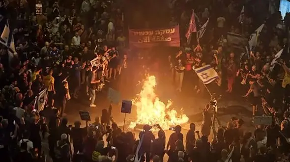 حمله ارتش یمن به دو ناوشکن آمریکایی و یک کشتی اسرائیلی/ درگیری شدید در خیابان‌های تل آویو