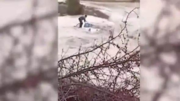 فیلم لحظه نجات کارکنان شرکت نفت از سیلاب هولناک گچساران 