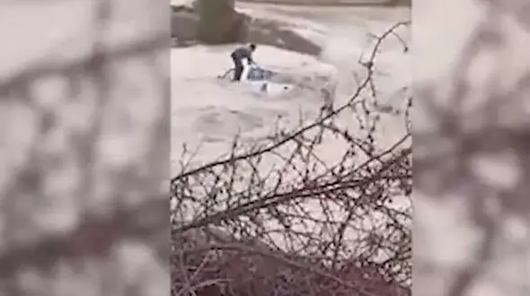 فیلم لحظه نجات کارکنان شرکت نفت از سیلاب هولناک گچساران 