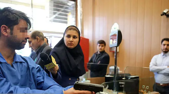 تصاویر حضور دزد مسلح در بانک‌های مشهد / چگونه همه را نشانه رفتم + عکس ها