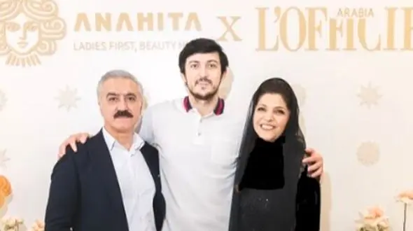 نگاهی به کیک لاکچری و 3طبقه مراسم افتتاحیه سالن زیبایی مادرزن جوان سردار آزمون با خلاقیت اوستا قنّاد تهرونی/ خانومش کپی برابر اصل مامانشه+عکس