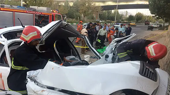 عجیب ترین عکس از یک تصادف / خارج کردن جسد از میان آهن پاره 