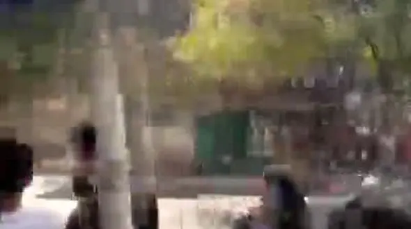 ببینید / سوختن وحشتناک یک پراید در آتش در یکی از خیابان‌های مشهد + فیلم