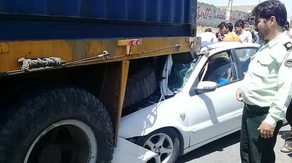 مرگ هولناک 5 زن و مرد در سمند له شده / در جاده شیراز رخ داد