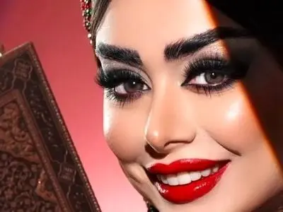 آواز شاد؛ ترانه خوانی بانوان واسه شب یلدا که تم سنتی پوشیدن با میکاپ اروپایی شیطون