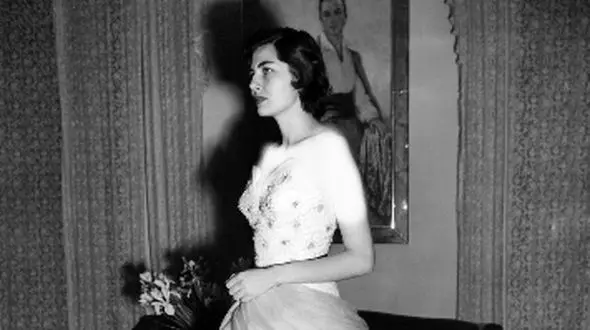 فیلم ثریا اسفندیاری زن شاه :  7 سال ملکه بودم  عادت داشتم همه با تعظیم راه رو برام باز کنند و حالا تک و تنها در میان جمعیت رها شده بودم !