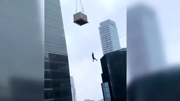 ببینید / آویزان شدن هولناک یک کارگر بدشانس از جرثقیل بلندمرتبه در کانادا 