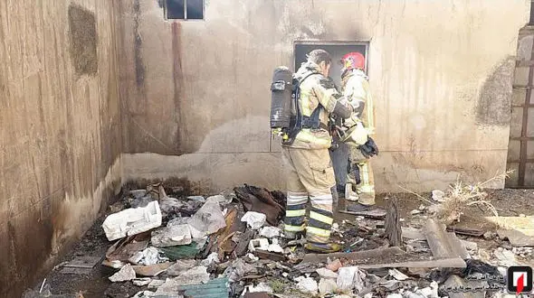 آتش سوزی ضایعات در کارخانه متروکه در شرق تهران + عکس