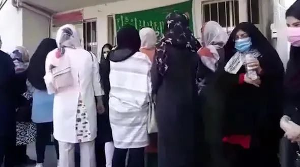 جنجال در صف واکسیناسیون معلمان شهر رشت + فیلم