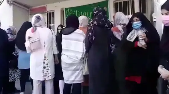 جنجال در صف واکسیناسیون معلمان شهر رشت + فیلم
