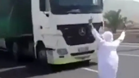 حرکت جنون‌آمیز و احمقانه مرد سعودی وسط بزرگراه! +فیلم