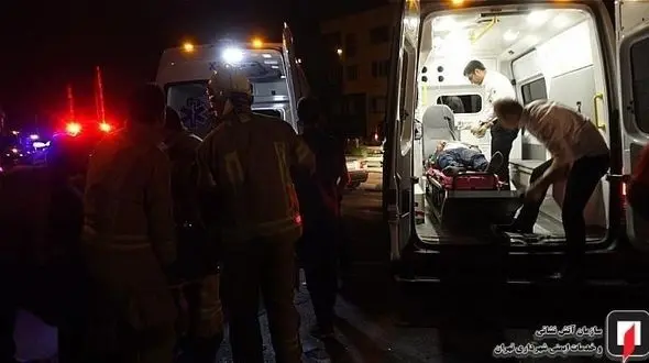 گیرافتادن سرنشینان پژو پس از برخورد با وانت در بزرگراه حکیم + عکس 