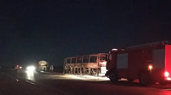 آتش سوزی به جان اتوبوس مسافربری/ در محور خور- طبس رخ داد