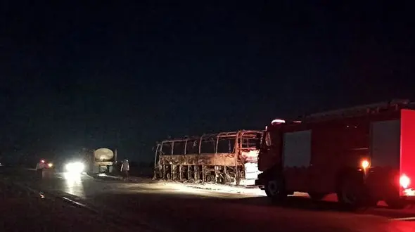 آتش سوزی به جان اتوبوس مسافربری/ در محور خور- طبس رخ داد