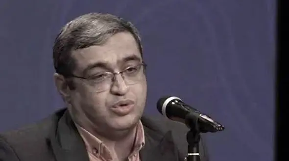 فیلم / کاش آقایون این حرف سعید عزیزی رو زودتر یاد بگیرن؛ خوش‌بحال آقایی که پیام عاشقانه‌اش رو بچه‌اش تو گوشی مامانش بخونه، عجیجم، عجقم بابا بلاعه‌ / خانم 37 بار میخونه میگه منو میه هااا