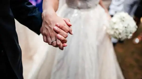 فیلم عروس تبریزی با تور سفید روی تخت بیمارستان ! / داماد نگران را ببینید !