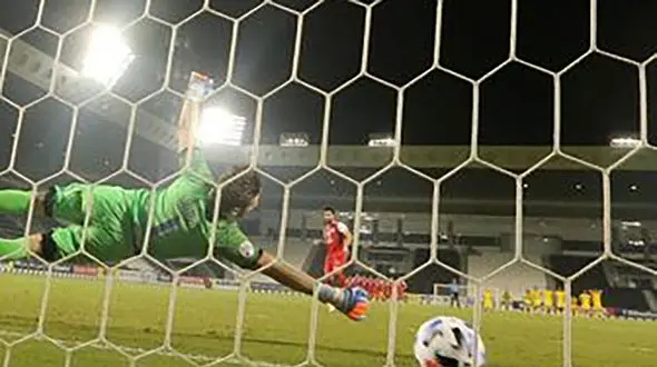 عجیب‌ترین پنالتی تاریخ  و بدشانسی محض دروازه‌بان! + فیلم