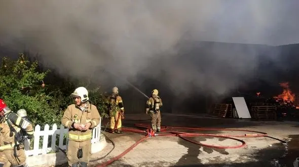 آتش سوزی هولناک در شهرک صنعتی جاجرود همچنان ادامه دارد + فیلم