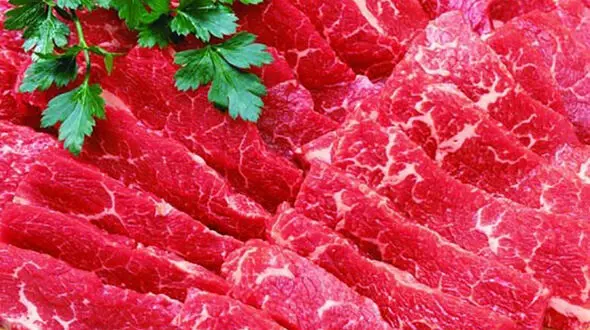 قیمت گوشت گوساله ۳۰ و گوسفند ۱۵ هزار تومان باید کاهش یابد