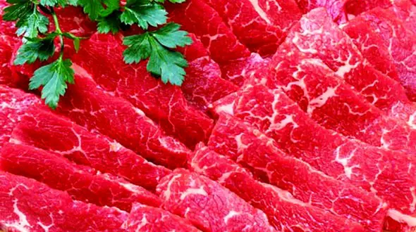 قیمت گوشت گوساله ۳۰ و گوسفند ۱۵ هزار تومان باید کاهش یابد