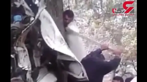 در تصادفی عجیب سر راننده بین لاشه پیکان و درخت گیر کرد!+فیلم