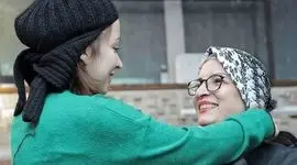 فیلم / روشنک گرامی :حرف بدی به مادرم زدم خیلی عذرخواهی کردم / یک شوخی بود که مردم جدی گرفتند / توهین به مادرش چه بود ؟!