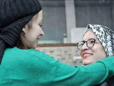 فیلم / روشنک گرامی :حرف بدی به مادرم زدم خیلی عذرخواهی کردم / یک شوخی بود که مردم جدی گرفتند / توهین به مادرش چه بود ؟!