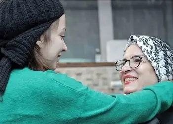 فیلم / روشنک گرامی :حرف بدی به مادرم زدم خیلی عذرخواهی کردم / یک شوخی بود که مردم جدی گرفتند / توهین به مادرش چه بود ؟!