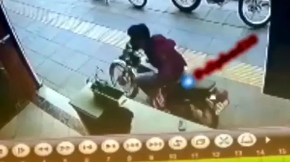 ببینید/ سرقت باورنکردنی موبایل مرد مشهدی از کافی‌شاپ به سبک نینجا + فیلم