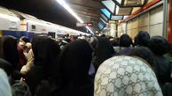 فیلم هرج و مرج صبح امروز در مترو تهران / چرا مسافران در قطار حبس شدند؟