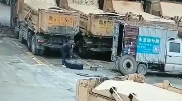 دردسر  تعمیرکار سربه هوا / لاستیک کامیون او را به هوا پرت کرد