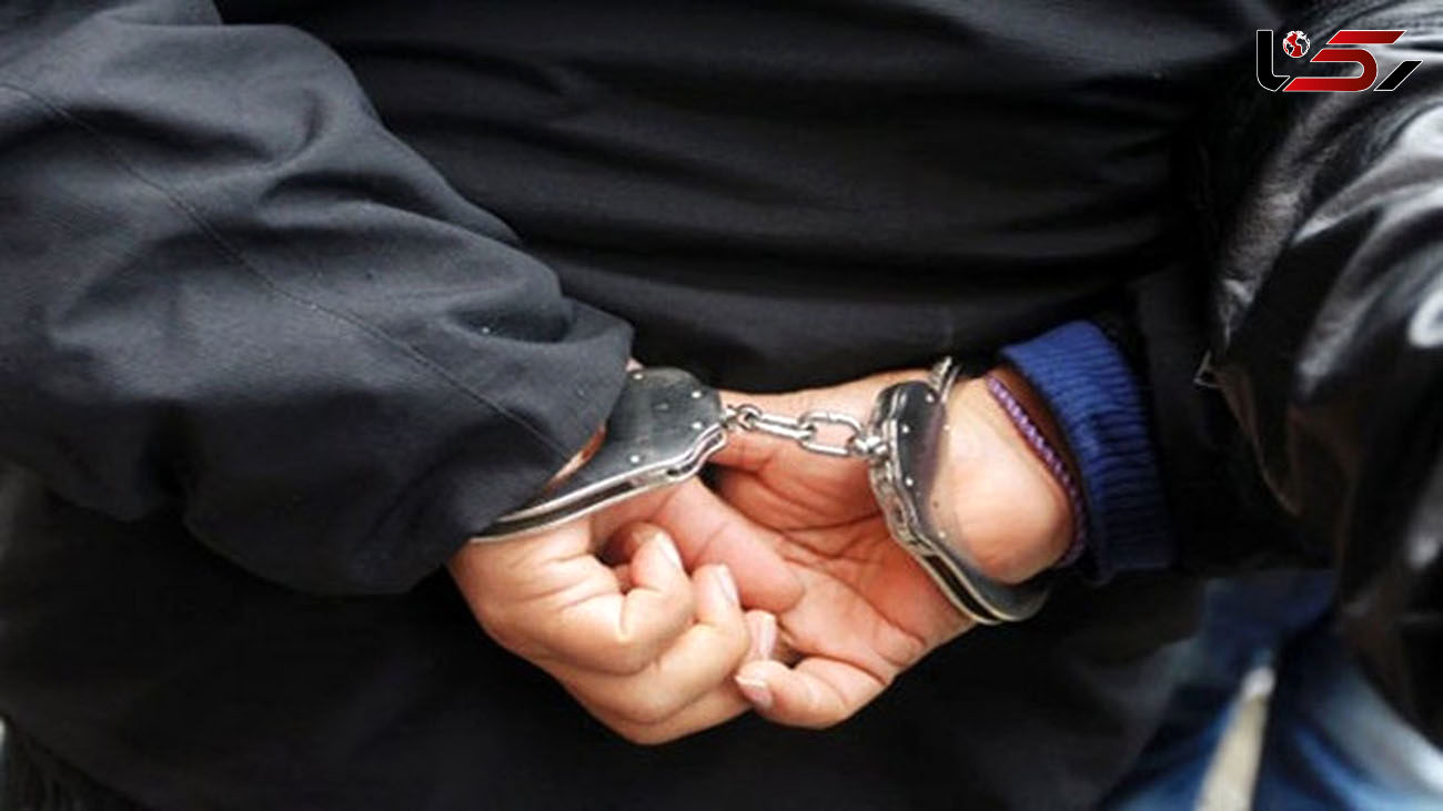 
 دستبند پلیس بر دستان شاگرد مغازه تعویض روغنی          