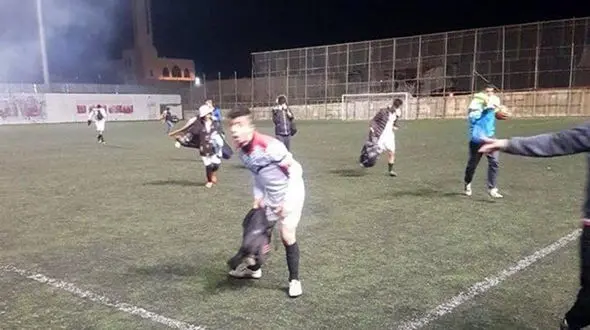 کار وحشیانه عده ای حیوان صفت در زمین فوتبال 
