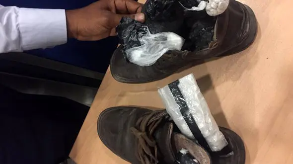 کفش های این مرد در بندرعباس هروئینی بود +عکس 