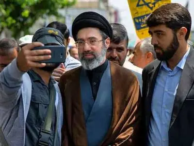 زندگینامه مجتبی خامنه‌ای فرزند دوم رهبر شهید انقلاب+ عکس های همسر شهید و بچه هایش