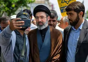 زندگینامه مجتبی خامنه‌ای فرزند دوم رهبر شهید انقلاب+ عکس های همسر شهید و بچه هایش