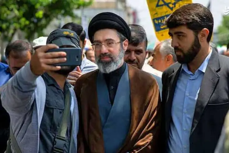 فیلم / عکس یادگاری خانم پرستارهای بی حجاب با آیت الله سید مجتبی خامنه ای / خواستیم اجازه ندیم آقا گفتند ایرادی ندارد !