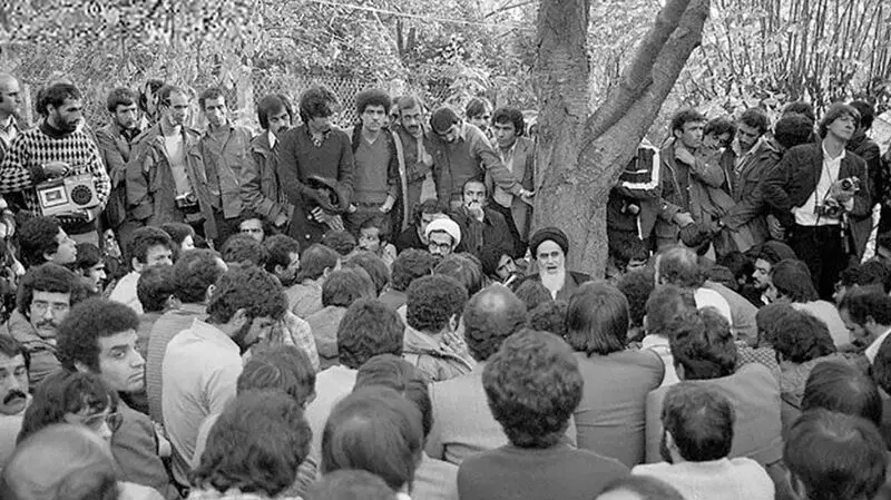 - امام خمینی در پاریس - امروز ۱۵ آبان چهل و چهارمین سالروز انتصاب ارتشبد غلامرضا ازهاری به نخست‌وزیری ایران در سال ۱۳۵۷ است. 