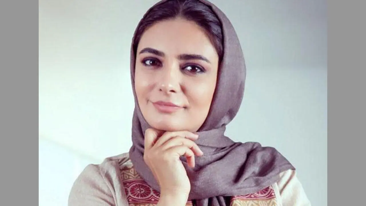 خوشرنگ ترین مانتوی لیندا کیانی در دورهمی دخترانه ! + عکس