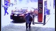 ببینید / بیخیالی عجیب یک راننده بعد از آتش گرفتن ماشینش در پمپ بنزین + فیلم