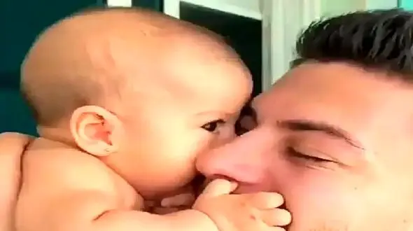 فیلم آواز باشکوه یک پدر بچه به بغل با رقص جذاب و دیدنی ! + فیلم