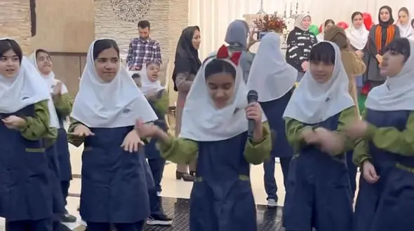 فیلم آواز خوانی شاد دختر دانش آموز باهمکلاسی هایش ! / همه به وجد آمدند !