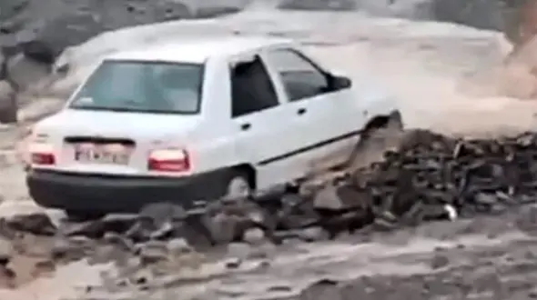 ببینید | تصاویری وحشتناک از گیر کردن یک پراید در سیل خروشان کلات + فیلم
