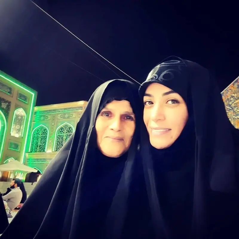الهام چرخنده با مادر